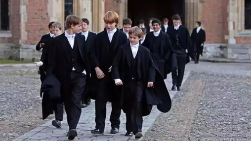 校服承擔育人功能，但為何中國校服卻承擔管理功能？