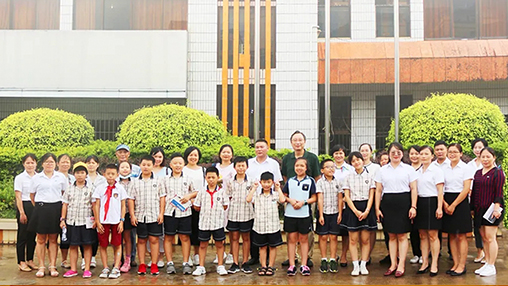 《南國早報》小記者團走進(jìn)百裕集團生產(chǎn)中心，探訪(fǎng)“學(xué)生裝”奧秘